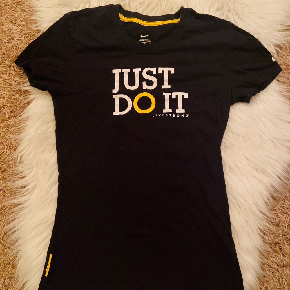 NWOT NIKE LIVESTRONG tee